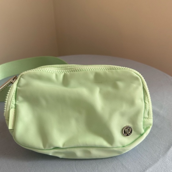 NEW Lululemon Everywhere Belt Bag 1L in Green - Picture 9 of 9